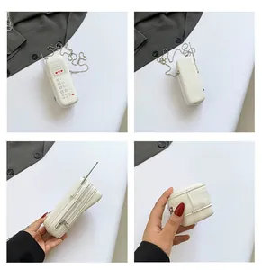 Vues détaillées du mini sac bandoulière blanc en forme de téléphone rétro avec sa chaîne