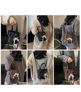 Details von Vintage-Eimertaschen in Schwarz und Dunkelbraun mit Spitzen-Schleifen-Anhängern