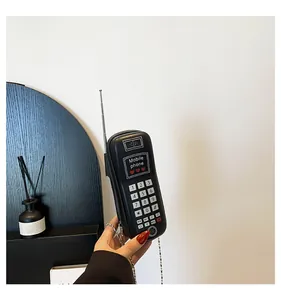 Détail du sac de téléphone vintage créatif avec chaîne à billes et touches rétro