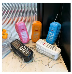 Détail de sacs bandoulière en forme de téléphone rétro déclinés en cinq coloris tendance