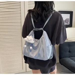 Détail du sac cabas bleu-gris clair avec texture froissée et breloque nuage blanc