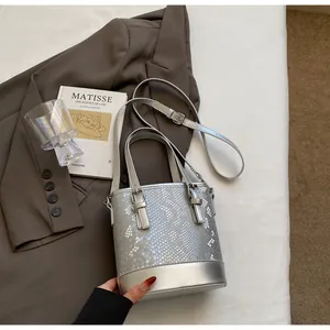 Detailansicht der silbernen Beuteltasche mit Tierprägung und verstellbarem Schultergurt