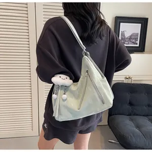 Détail du sac fourre-tout vert menthe avec texture froissée et pendentif nuage