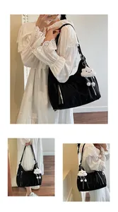 Détail d'un sac cabas noir avec zips argentés et charmant pendentif nuage en peluche
