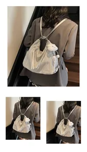 Sac fourre-tout argenté métallisé avec doubles fermetures éclair et charm nuage pelucheux