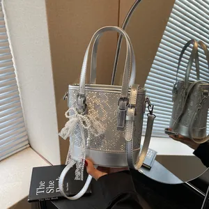 Damen Schlangenmuster PU-Leder Eimer-Tasche Umhängetasche Handtasche Perlenspitze Schleife Anhänger Verstellbarer Riemen Mode Tasche