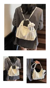 Détail du sac cabas blanc brillant avec pendentif nuage et bandoulière réglable