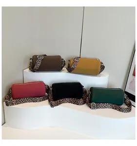 Collezione di borse a cilindro colorate con tracolle larghe in stampa leopardata alla moda
