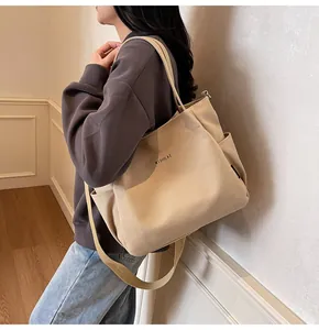 Dettaglio della borsa tote in tela beige con tracolla regolabile e stampa MIDOLAI