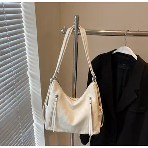 Détail du grand sac cabas crème avec fermetures éclair doubles sur support