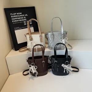 Einfarbige Eimertasche im Set mit Schlangenmuster-Textur und Spitzen-Schleifen-Anhängern