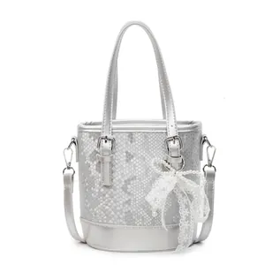 Silberne Eimertasche mit Schlangenmuster, Spitzenbogen und Perlenanhänger für Damen