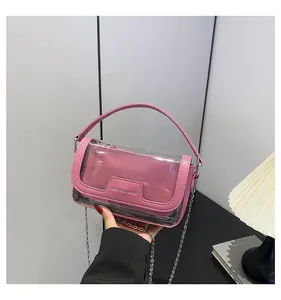 Detail einer rosa transparenten Jelly-Tasche mit Lederklappe und silberner Kettenträger