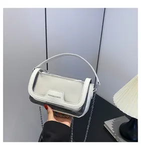 Details der transparenten weißen Jelly-Tasche mit Silberkette und Innentasche