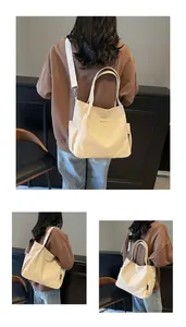 Dettaglio della borsa tote in tela crema con logo MIDOLAI e tracolla rimovibile