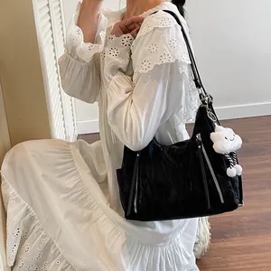 Grand sac cabas noir texturé avec fermetures éclair argentées et pendentif nuage