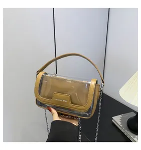 Detail der transparenten PVC-Umhängetasche mit khakifarbener Innentasche und Kette