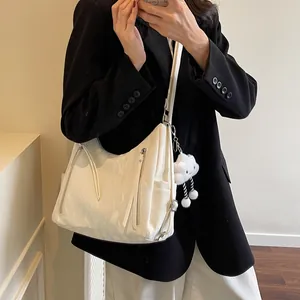 Sac à bandoulière en cuir blanc plissé avec sangle large et pendentif nuage doux