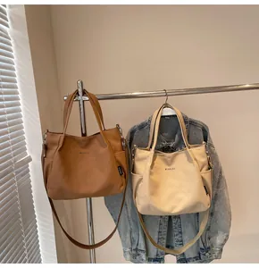 Borse tote in tela bicolore con spalline regolabili e tasche laterali su grucce