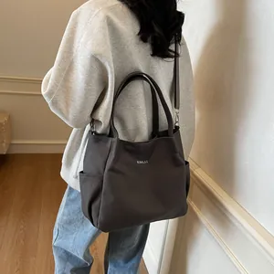 Grande borsa tote in tela con tracolla regolabile e logo MIDOLAI stampato