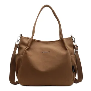 Grande borsa tote marrone in tela con tracolla regolabile e tasche laterali capienti
