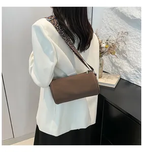 Borsa a cilindro marrone con tracolla larga alla moda con stampa leopardata unica