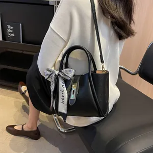 Sac seau noir élégant avec foulard décoratif en soie et fermoir doré métallisé