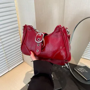 Sac Sous le Bras Punk Mode Femme Y2K Cuir Verni Sac à Épaule Bandoulière à Rivets Argentés Boucle en Métal