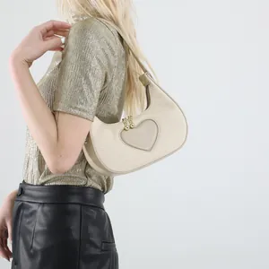 Schicke beige Mondsichel-Tasche mit Herz-Patch und Webstruktur als Schultertasche