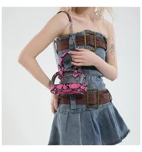 Detail der Handtasche mit pinkem Zebramuster, transparentem PVC und Metallkette