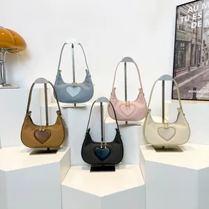 Schicke Herz-Halbmond-Taschen in fünf Farben, präsentiert in einer modernen Boutique