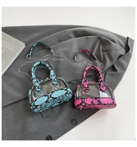 Details blauer und pinker Muscheltaschen mit Schlangenprint-Griffen und Metallkette