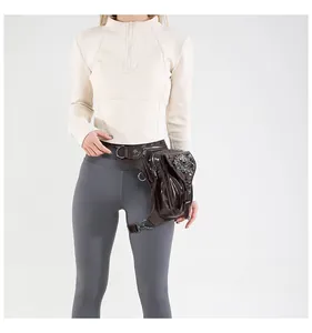 Détail du sac de jambe punk rétro en similicuir marron avec relief de crâne en métal
