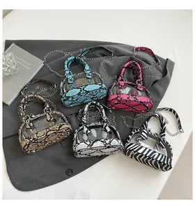 Details von fünf Mini-PVC-Handtaschen mit Zebra- und Schlangenhautmuster und Metallketten
