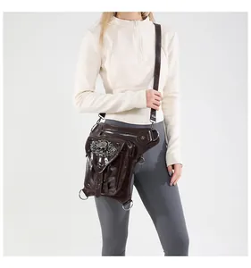 Détail du sac de jambe punk marron foncé avec tête de mort et chaîne sur la taille