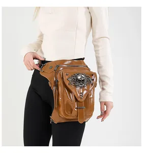 Détail macro du sac de taille en cuir marron avec emblème de crâne 3D et rivets en métal