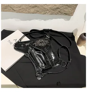 Détails de sac punk en cuir noir avec emblème de crâne métallique et rivets argentés