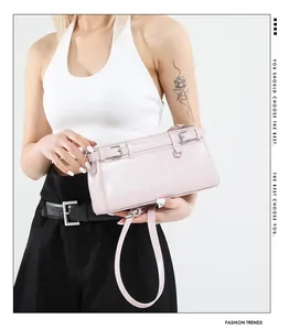 Detailansicht der rosa Lederschultertasche mit silberner Gürtelschnalle und D-Ring