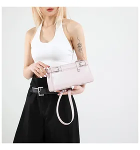 Schicke glänzende rosa Handtasche mit Silberschnalle und passendem Schultergurt für Damen