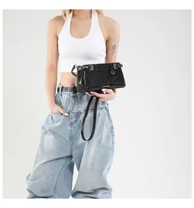 Detailansicht der schwarzen Ledertasche mit silberner Metallschnalle und Branding