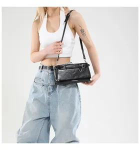 Details einer schwarzen Umhängetasche mit Silberschnalle und FASHION & BAGS Logo