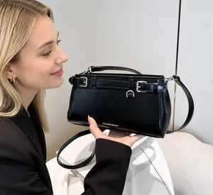 Detailaufnahme der schwarzen PU-Ledertasche mit Silberschnalle und FASHION & BAGS Text
