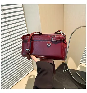 Detailansicht weinrote Leder-Umhängetasche mit Schnalle und FASHION & BAGS Aufdruck