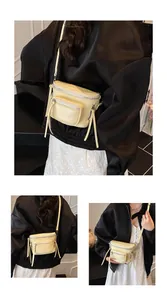 Détail du sac bandoulière en cuir PU jaune crème avec fermetures éclair argentées