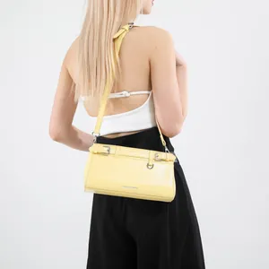 Minimalistische leuchtend gelbe Umhängetasche aus Leder mit Schnalle und Gurt