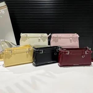Chicke Crossbody-Taschen aus Kunstleder in mehreren Farben mit Gürtelschnallen-Design