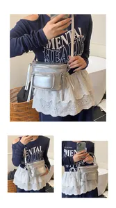 Détail du sac selle argenté avec deux poches zippées et de longs tirettes glands