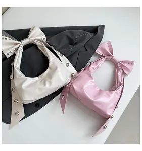 Modische Achsel-Schultertasche mit Schleife und Nietendekor in Weiß und Rosa Optionen