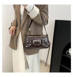 Détails du sac à bandoulière marron avec rivets argentés et franges en cuir