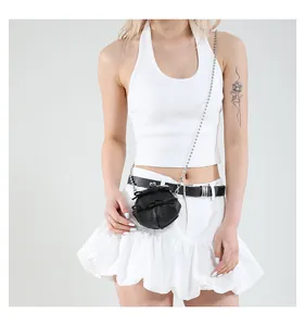 Detailansicht der Mini-Umhängetasche aus schwarzem Leder mit Perlenkette und Schleife